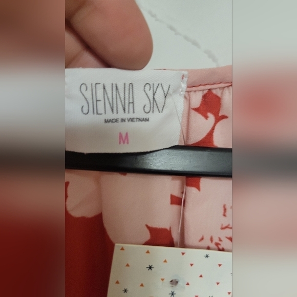 NWT PUFF SLEEVES SIENNA SKY TOP SIZE M - Picture 3 of 5